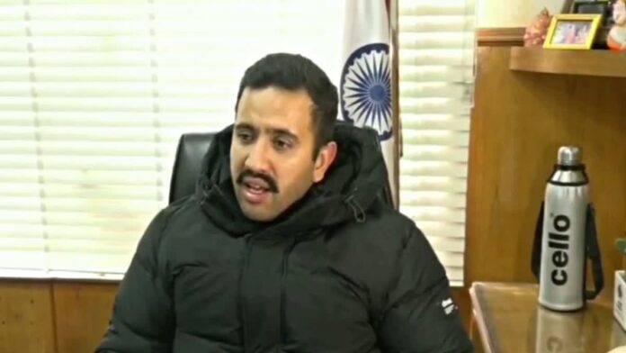 മഞ്ഞിൽ കുളിച്ച മണാലിയിൽ ബിക്കിനി ധരിച്ച് വനിതാ ടൂറിസ്റ്റ്; ഇത് ദേവഭൂമിയോടുള്ള അവഗണനയെന്ന് കേന്ദ്ര മന്ത്രി