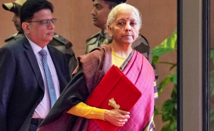 വീണ്ടും ചർച്ചയായി നിർമല സീതാരാമന്റെ കട്ടം കാഞ്ചീവരം സാരി